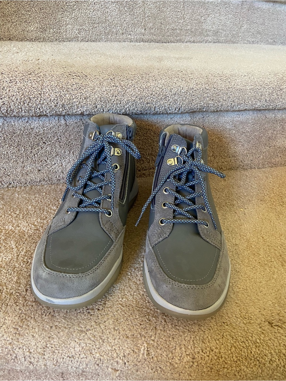 Vionic Men's Gray Chukka Boots with Blue Laces